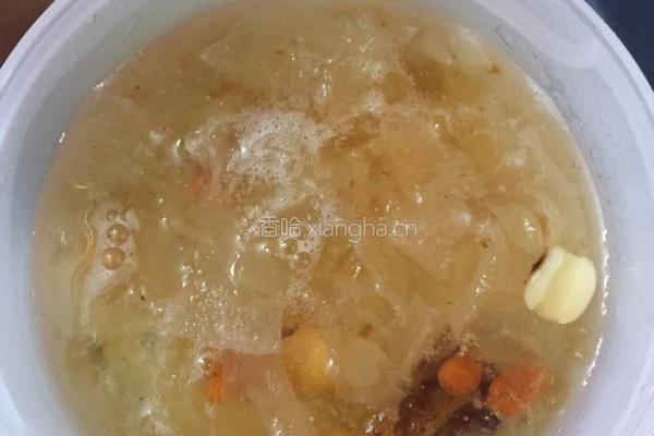 桃胶雪莲子银耳汤的做法图解2