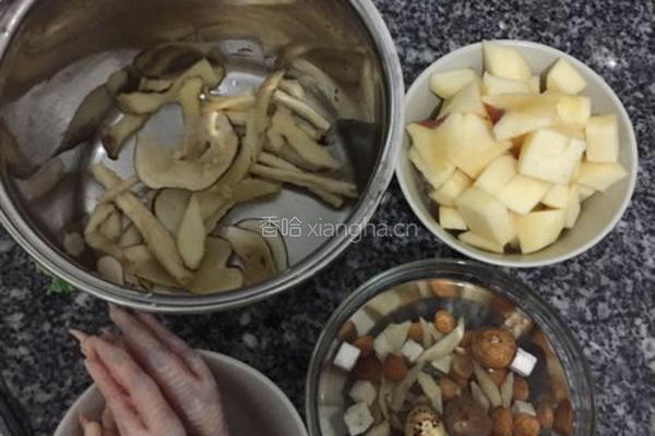鸡脚清润滋补汤的做法图解1