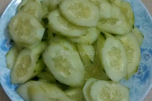蒜末黄瓜的做法图解1