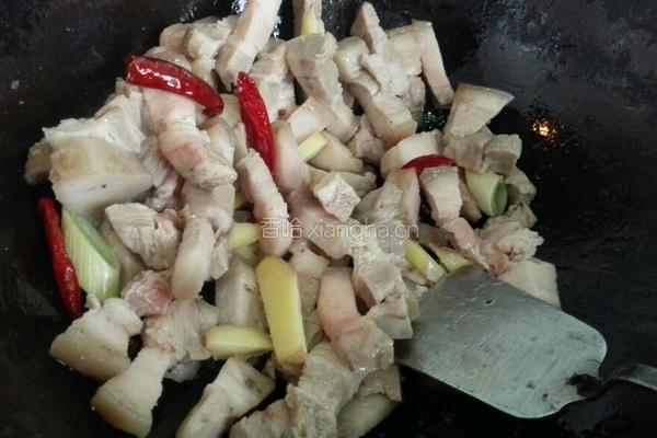 五花肉烧腐竹的做法图解3