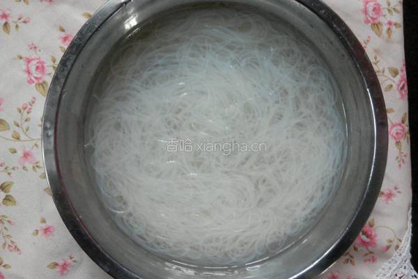 凉拌菠菜粉丝的做法图解2