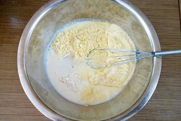 牛奶鸡蛋玉米饼的做法图解2