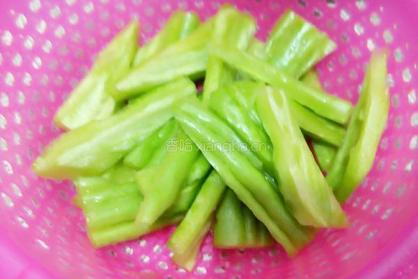 排骨苦瓜汤的做法图解2