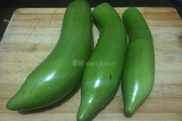 花生油焖青茄子的做法图解1