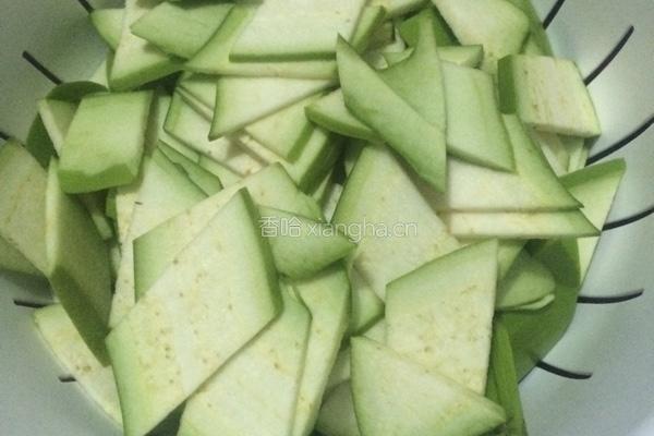 花生油焖青茄子的做法图解2