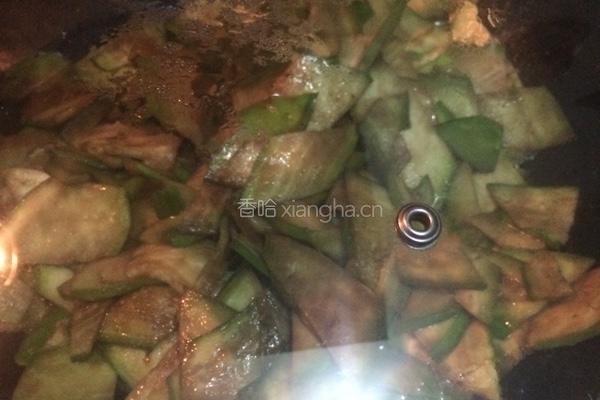 花生油焖青茄子的做法图解5