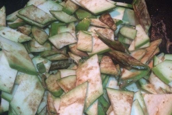 花生油焖青茄子的做法图解4