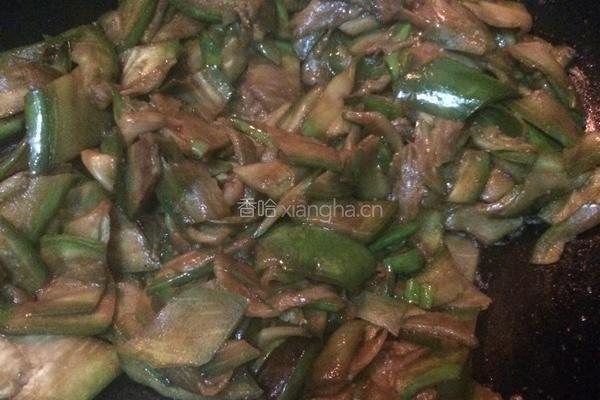 花生油焖青茄子的做法图解6