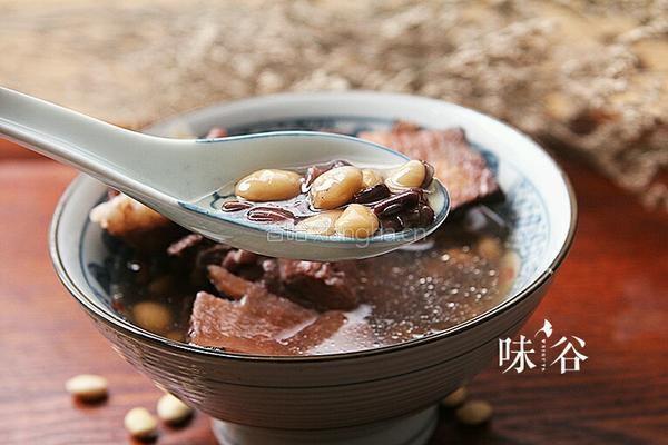 双豆土茯苓骨头汤的做法图解5