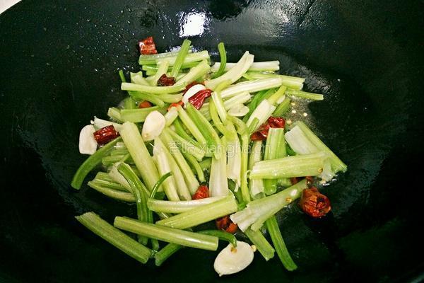 芹菜炒香干的做法图解6