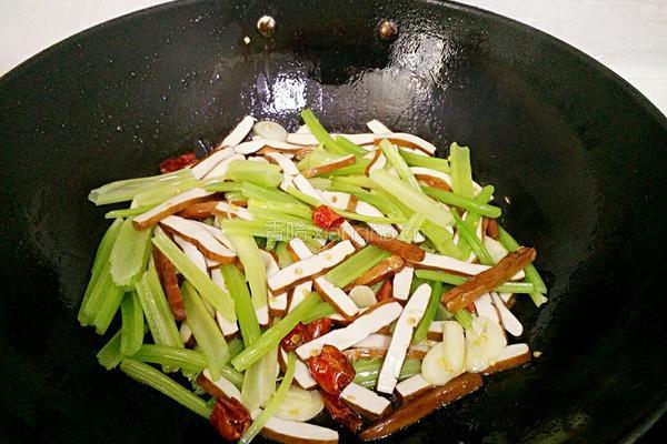 芹菜炒香干的做法图解7