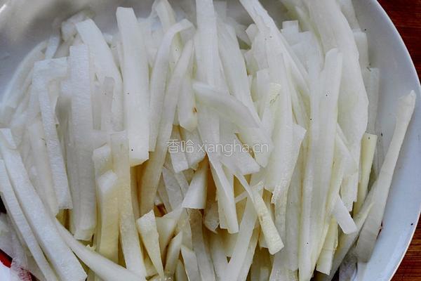 白萝卜丝炒黄豆的做法图解2