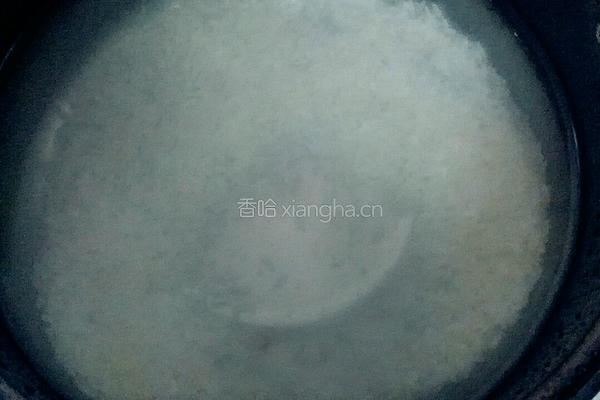 香菇鸡腿粥的做法图解1