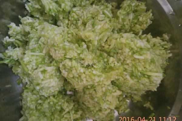 西葫芦三鲜水饺的做法图解2