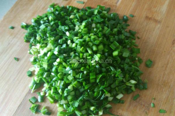 韭菜肉水饺的做法图解1