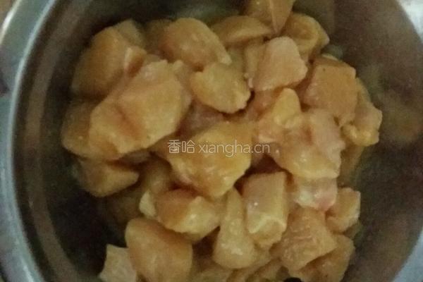 酱爆鸡丁的做法图解1