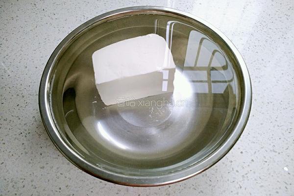 皮蛋拌豆腐的做法图解1