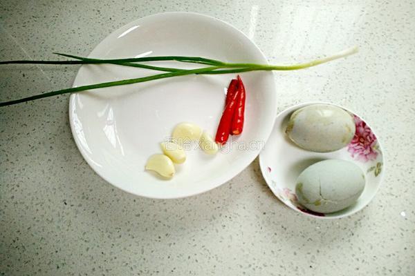 皮蛋拌豆腐的做法图解2