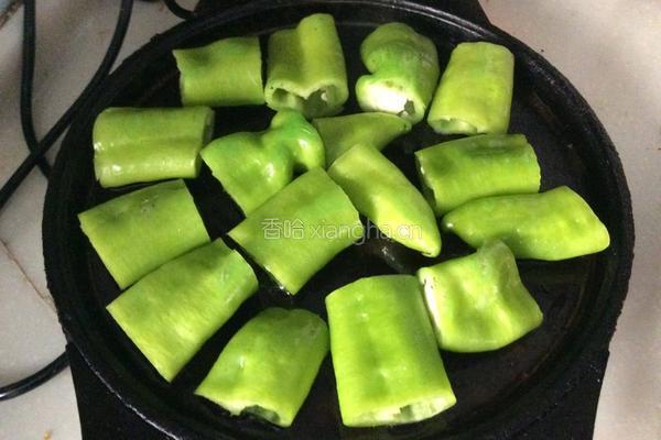 电饼铛版虎皮尖椒的做法图解1