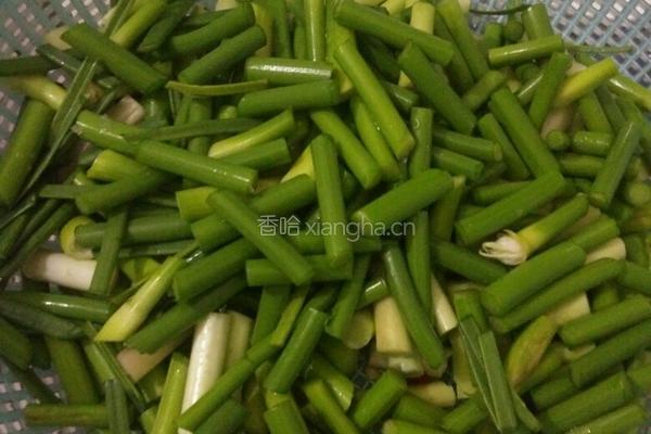 肉片炒蒜薹的做法图解1
