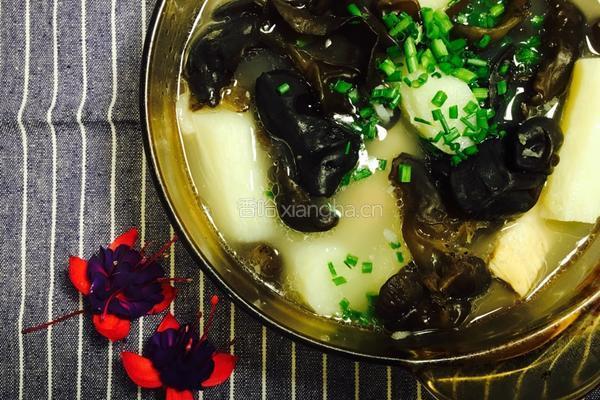 黑与白的伴舞——山药黑木耳排骨汤的做法图解6