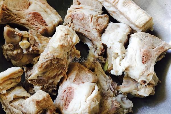 黑与白的伴舞——山药黑木耳排骨汤的做法图解1