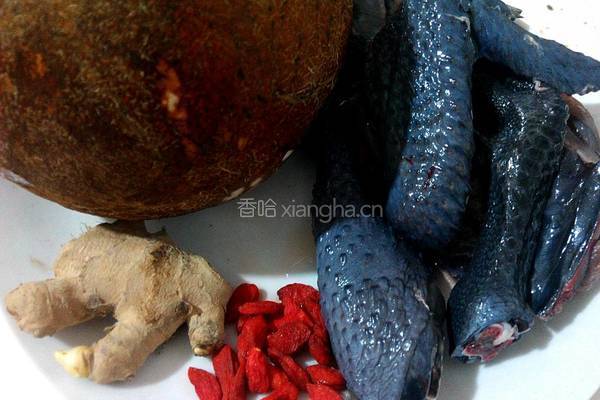 椰子煲乌鸡汤的做法图解1