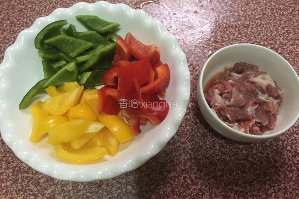 彩椒肉片的做法图解1