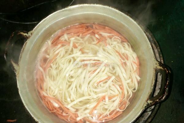 蒜汁捞面条的做法图解6