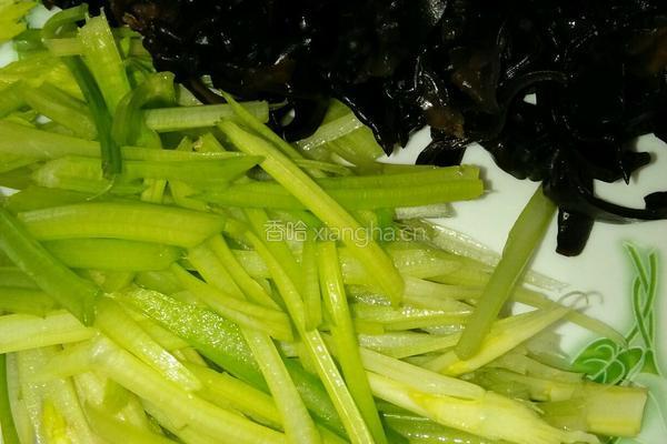 芹菜香干炒木耳的做法图解2
