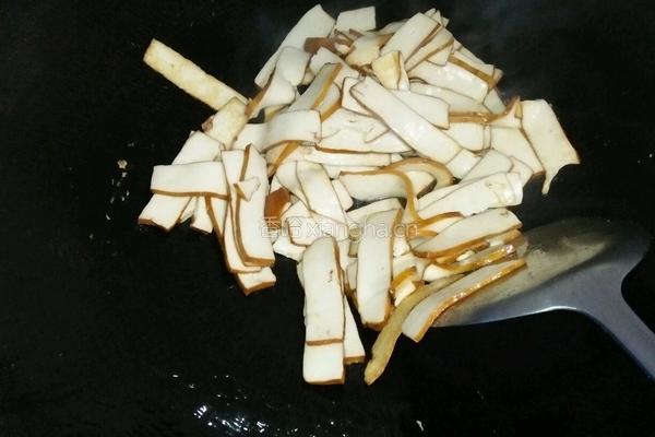 芹菜香干炒木耳的做法图解4