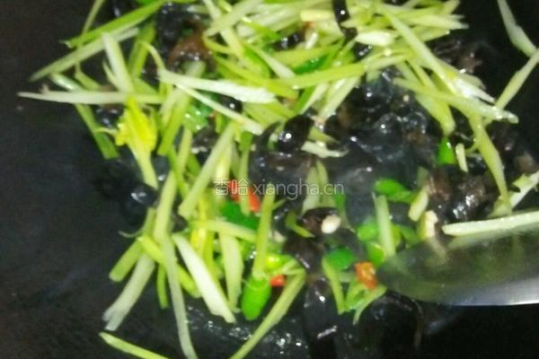 芹菜香干炒木耳的做法图解6
