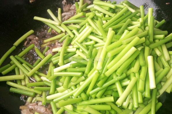蒜台肉片的做法图解3