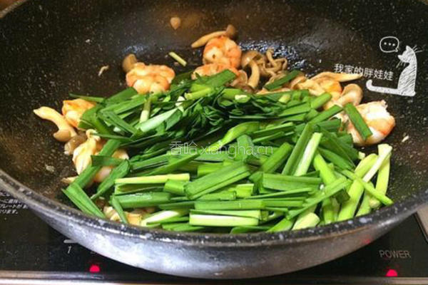 蚝油蟹味菇韭菜炒虾仁的做法图解6