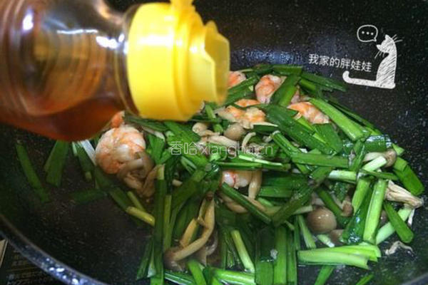 蚝油蟹味菇韭菜炒虾仁的做法图解7