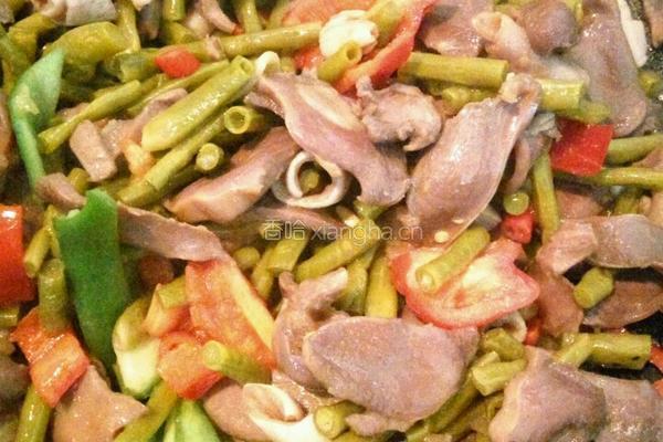 鸡胗炒酸豆角的做法图解9