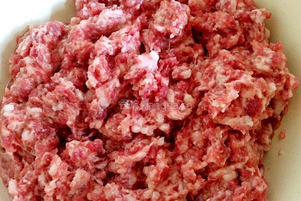猪肉山芹菜饺子的做法图解1