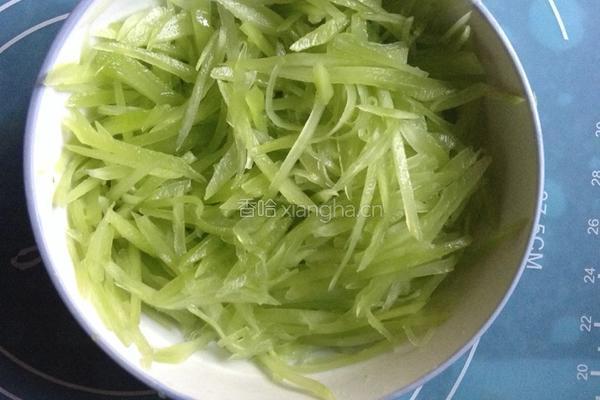 凉拌莴笋的做法图解1