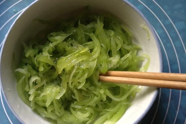 凉拌莴笋的做法图解2