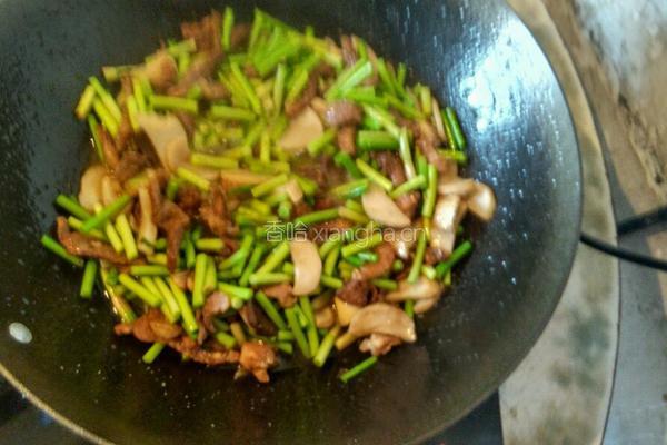 蒜苔杏鲍菇炒肉的做法图解4