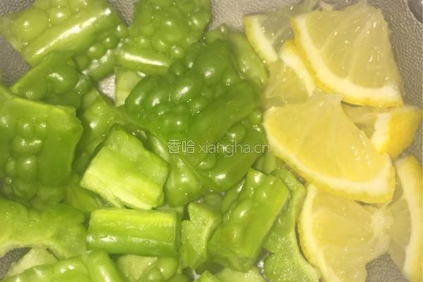 瘦腿·苦瓜檸檬汁的做法图解2