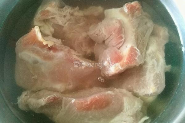 海带土豆炖排骨的做法图解1