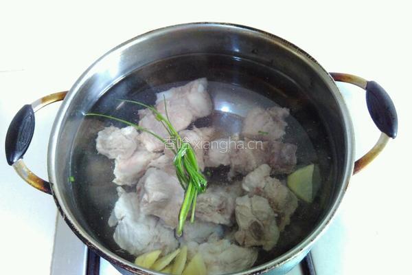 莲藕排骨汤的做法图解4