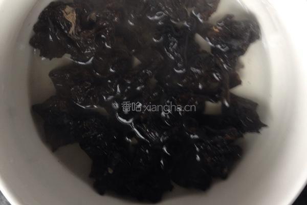 木耳炒肉的做法图解2