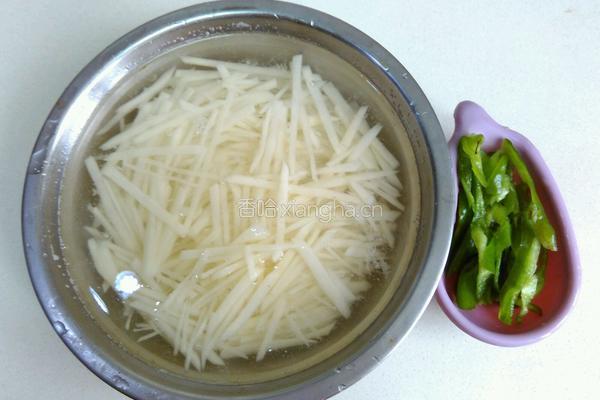 青椒土豆丝的做法图解1