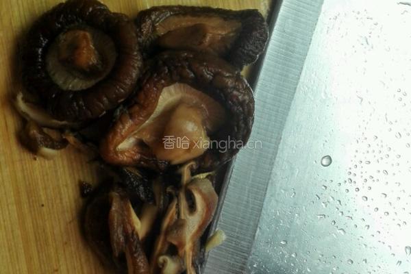 香菇海带排骨汤的做法图解3