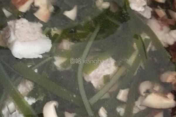 香菇海带排骨汤的做法图解4