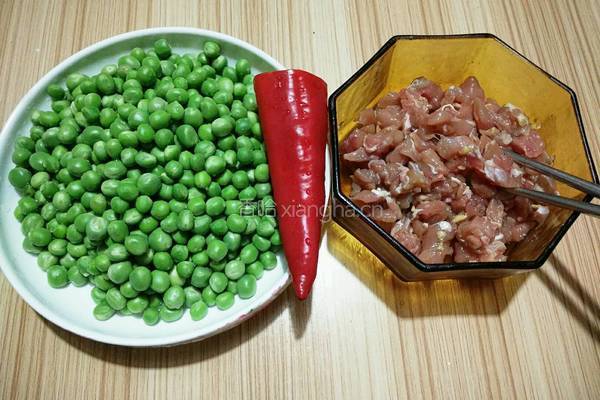 春色之豌豆鸡丁的做法图解2