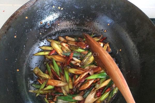 〖 蒜苗炒肉 〗的做法图解4