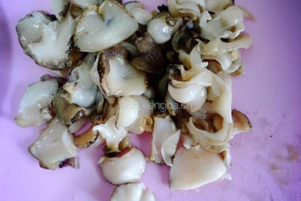  海螺片爆炒卷心菜的做法图解2